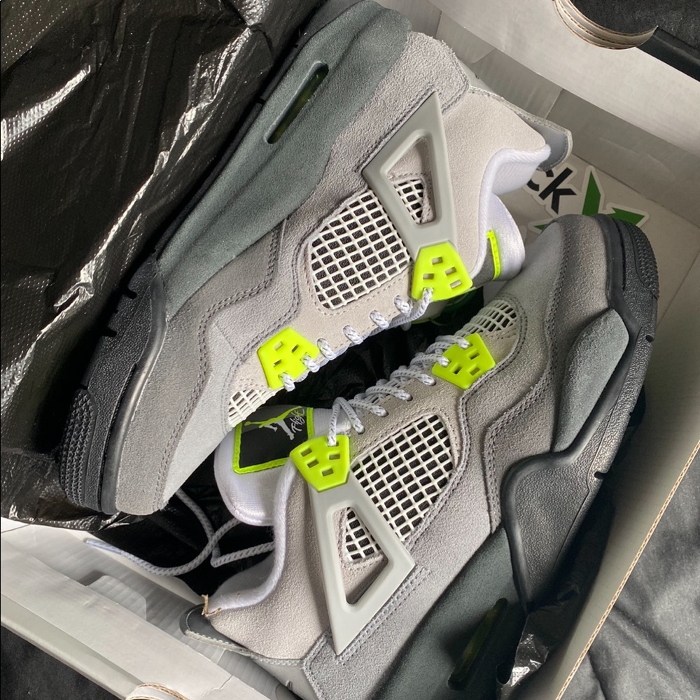 Jordan Retro 4 Neon